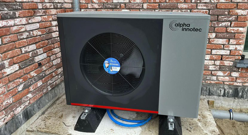 alpha innotec Hybrox SE lucht/water warmtepomp tegen een gevel, geplaatst door Easytec