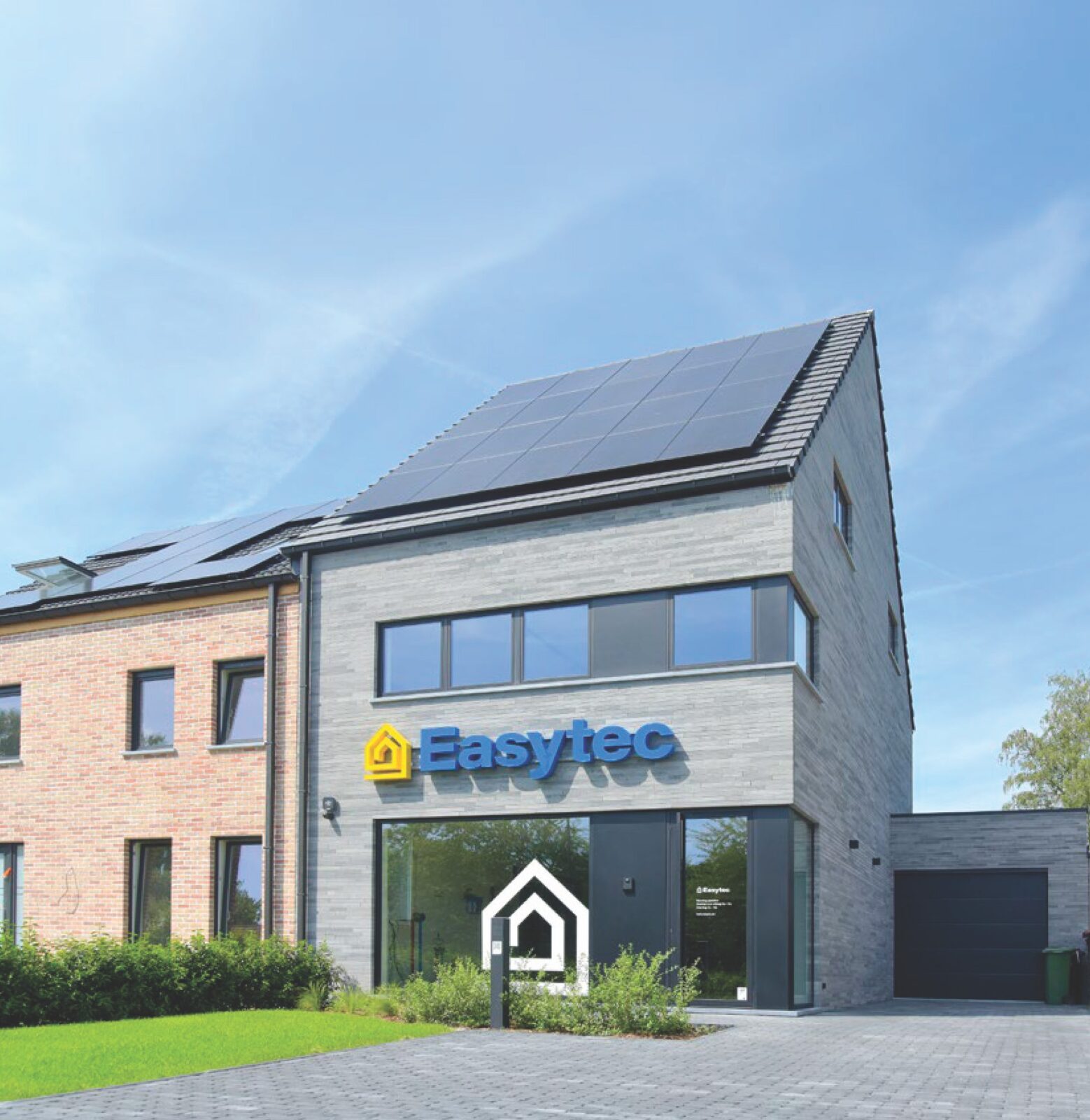 Het gebouw van Easytec Zelfbouw aan de Moorselbaan in Aalst, met zonnepanelen op het dak