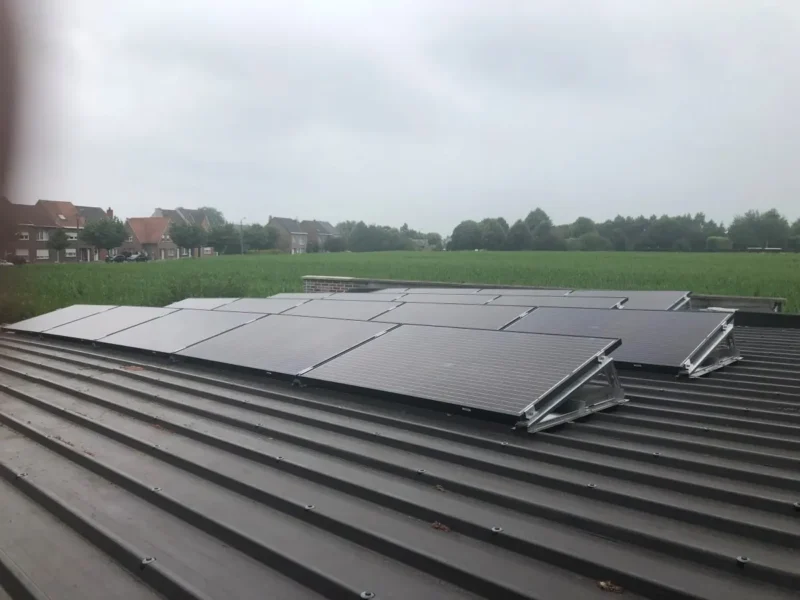 Zelfbouw zonnepanelen op steeldak